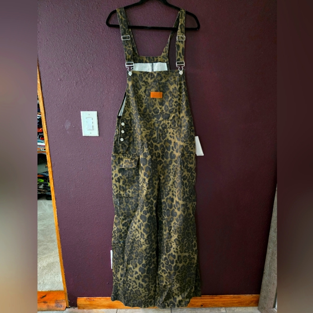 Dazy Leopard Print Overalls